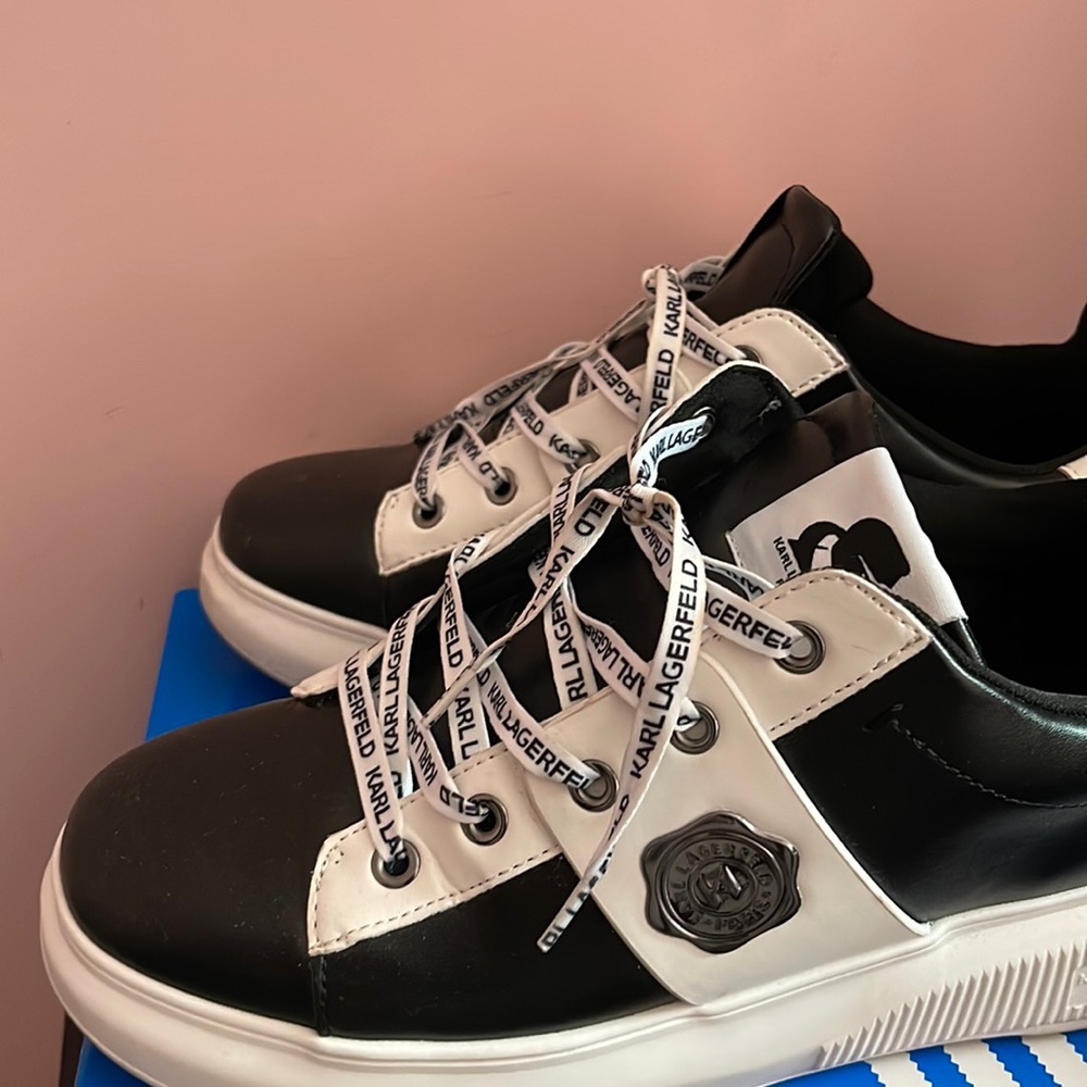 Black and white Comfortable Sneaker you don’t want to miss. Size 9